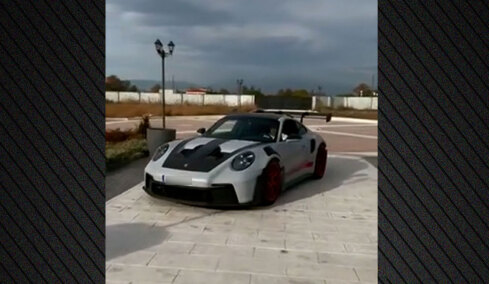 Τα supercars των Βιλανάκηδων στο μικροσκόπιο των Αρχών: Δείτε βίντεο με την Porsche GT3 RS των 350.000 ευρώ μέσα στον οικισμό της οικογένειας