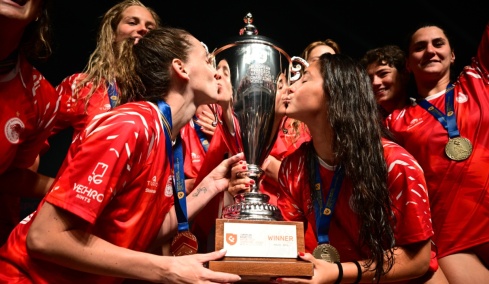 Νύχτα αποθέωσης μετά το τέταρτο Champions League του Ολυμπιακού: Φιλιά στην κούπα και πανηγυρισμοί μέχρι το πρωί, δείτε βίντεο και φωτογραφίες