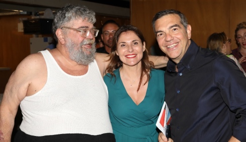 Ο Αλέξης Τσίπρας και η Μπέττυ Μπαζιάνα στην παράσταση του Σταμάτη Κραουνάκη στο Ηρώδειο, ποιοι άλλοι επώνυμοι έδωσαν το «παρών»
