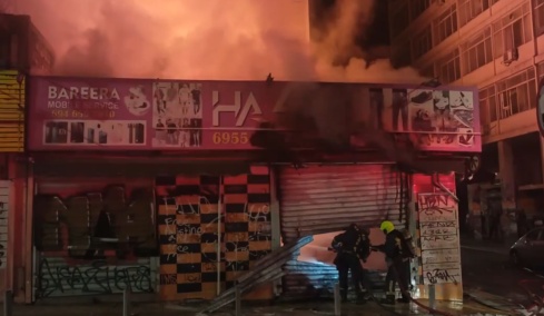 Φωτιά κατέστρεψε ολοσχερώς κατάστημα κινητής τηλεφωνίας στο κέντρο της Αθήνας, δείτε βίντεο 