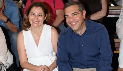 Ο Αλέξης Τσίπρας και η Μπέτυ Μπαζιάνα πήγαν σε επιθεώρηση που τον σατιρίζει