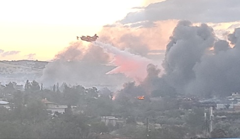 Καλύτερη η εικόνα μετά την ολονύχτια μάχη με τη φωτιά στο Ωραιόκαστρο: Κάηκαν εργοστάσια και βιοτεχνίες, σώθηκαν τα σπίτια στη Φιλοθέη