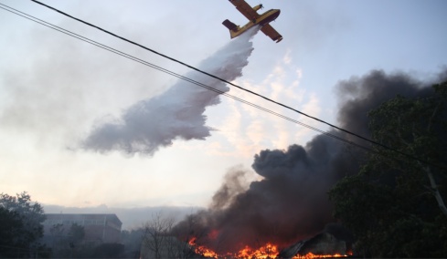 Καλύτερη η εικόνα μετά την ολονύχτια μάχη με τη φωτιά στο Ωραιόκαστρο: Κάηκαν εργοστάσια και βιοτεχνίες, σώθηκαν τα σπίτια στη Φιλοθέη