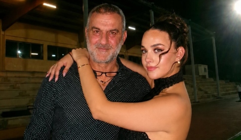 Η κόρη της Γωγώς Μαστροκώστα και του Τραϊανού Δέλλα αποφοίτησε από το σχολείο: Τα τρυφερά λόγια για τη μητέρα της και το «ευχαριστώ» στον πατέρα της
