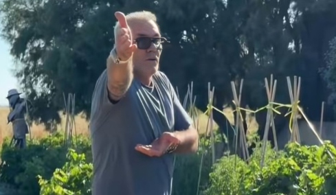 Η φάρσα στον Στέλιο Ρόκκο από τη σύζυγό του: Πίστεψε ότι είχαν μπει κατσίκες στο μποστάνι του και έτρεξε να... σώσει τα καρπούζια του