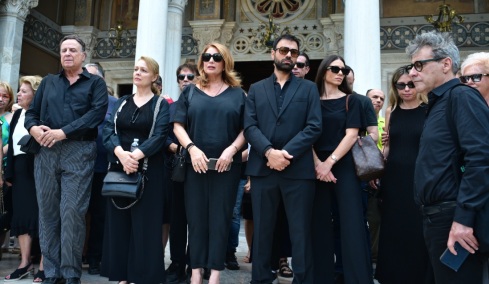 Το τελευταίο χειροκρότημα στη Μάρω Κοντού και οι συγκινητικοί επικήδειοι: «Ο Θεός δημιούργησε ένα πλάσμα αιθέριο, ελεύθερο και μαχητικό»