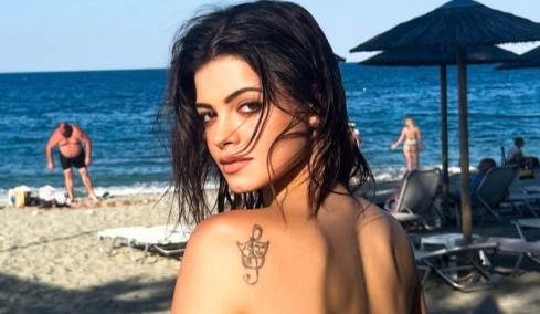 Τζένη Καζάκου: Οι πόζες της στην παραλία, τα στιγμιότυπα που δημοσίευσε