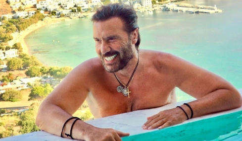 Στράτος Τζώρτζογλου: Στην Αμοργό για τις καλοκαιρινές του διακοπές, δείτε εικόνες
