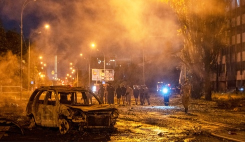 Ένας νεκρός και 15 τραυματίες από ρωσικά πλήγματα στην Κραματόρσκ  