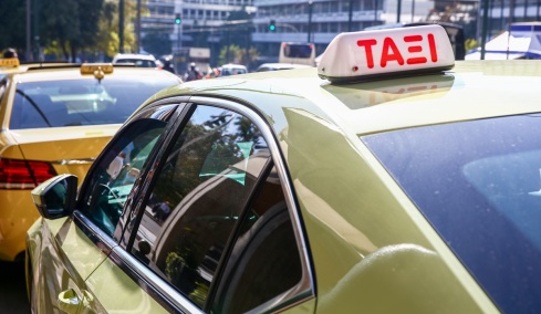 Οδηγός ταξί πήρε 600 ευρώ από οικογένεια τουριστών με την απειλή βίας για κούρσα αεροδρόμιο - κέντρο Αθήνας