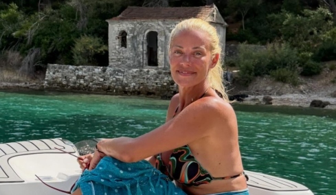 Η βόλτα της Ζέτας Μακρυπούλια με φουσκωτό: «Έστω και στην εκπνοή, λίγο καλοκαίρι και για μένα»