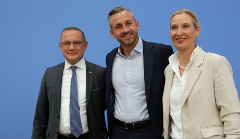 Μαζικές απελάσεις, σχολεία χωρίς Pride και «πατριωτική» τέχνη: Το όραμα του AfD για τη Γερμανία 