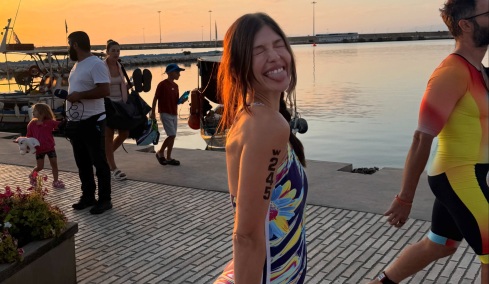 Οι φωτογραφίες της Κλέλιας Ανδριολάτου από το τρίαθλο στο Κατάκολο και η ιστορία για τον κολυμβητή που της είπε «συνέχισε, το έχεις»