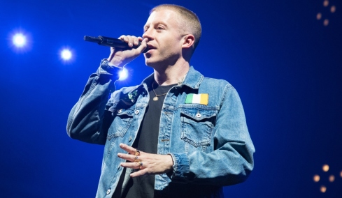 Ο Macklemore ανακοίνωσε το Free Palestine Tour και άφησε αιχμές για τον Εντ Σίραν μετά την απομάκρυνση από την περιοδεία του