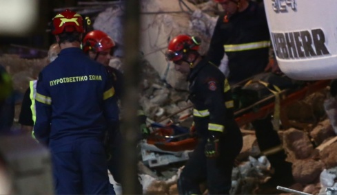 Έκρηξη στην Πλάκα: Ανασύρθηκε νεκρή από τον πρώτο όροφο, συνεχίζονται οι έρευνες για τους άλλους 5 αγνοούμενους, δείτε βίντεο
