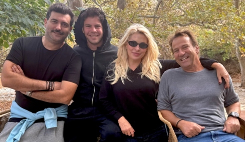 Η Ελένη Μενεγάκη υποδέχθηκε τον Οκτώβριο στην Άνδρο: Τα στιγμιότυπα με τον γιο, τον σύζυγο και τον αδελφό της