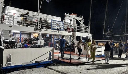 Πολύωρη ταλαιπωρία για τους επιβάτες του «Dodekanisos Express» που παραμένει δεμένο στο λιμάνι της Τήλου, το πλήρωμα ξεπέρασε το όριο εργασίας 