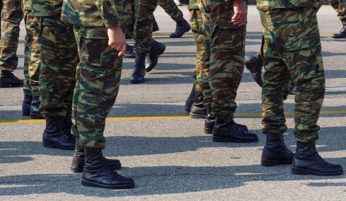 Φράκαραν τα Κέντρα Εκπαίδευσης Νεοσυλλέκτων: Η αυστηροποίηση των αναβολών έφερε κύμα νέων στρατεύσιμων, τι θα ισχύσει για την Δ' ΕΣΣΟ
