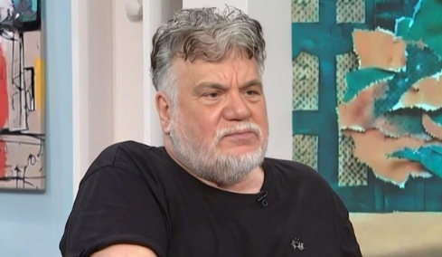 Γιάννης Κακλέας: Ο Νίκος Καρβέλας περνάει κρίσεις μεγαλομανίας που έχουν τεράστια πλάκα, εκεί που είναι ήσυχος αρχίζει και ωρύεται
