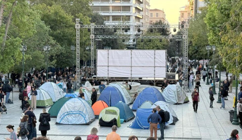 Φοιτητές στήνουν ξανά σκηνές στο Σύνταγμα, δείτε βίντεο και φωτογραφίες
