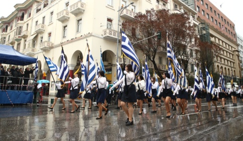 28η Οκτωβρίου: Ποιοι δρόμοι κλείνουν σήμερα σε Αθήνα και Θεσσαλονίκη, πώς θα κινηθούν τα ΜΜΜ και πού ακυρώθηκαν παρελάσεις 