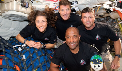 Δείτε live την επιστροφή των τεσσάρων αστροναυτών του Artemis II μετά το ιστορικό ταξίδι στη Σελήνη
