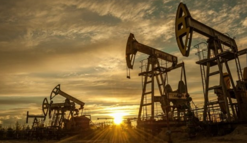 Από το άλμα 9% περιορίστηκε στο 4% η άνοδος στις τιμές του πετρελαίου, μετά την παρέμβαση Τραμπ για τα δεξαμενόπλοια στο Ορμούζ