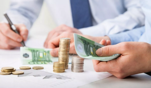 Άνοιξε πάλι το Νοέμβριο η «ψαλίδα» των επιτοκίων μεταξύ των νέων καταθέσεων και δανείων 