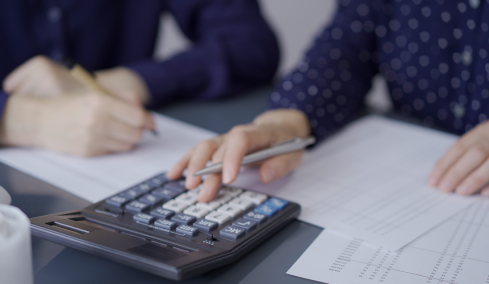 Χρέη στους δήμους: «Πάγος» στις κατασχέσεις με νέα ρύθμιση για είσοδο στον εξωδικαστικό