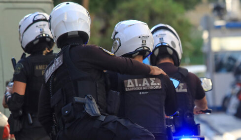 Ρομά εισέβαλε σε σπίτι 72χρονου στα Μέγαρα, τον βασάνισε με σίδερο και φαλτσέτα για να πάρει 5.000 ευρώ, το θύμα κατέληξε μήνες μετά