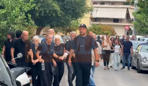 Η οικογένεια του Γιώργου Μαζωνάκη στην Αγία Τριάδα στη Νίκαια, βίντεο 