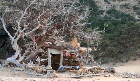 Κατεδαφίστηκαν 23 παραπήγματα στη Γαύδο, συνελήφθη φυγόποινος για ναρκωτικά που κρυβόταν εκεί