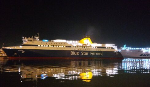 Στο Λαύριο εσπευσμένα το Blue Star Paros μετά τον απόπλου από τον Πειραιά, επιβάτης διακομίστηκε σε νοσοκομείο 