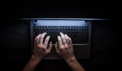 Η Τεχνητή Νοημοσύνη «φρενάρει» 5 πανεπιστημιακές επιλογές: «Δεν θα έπρεπε να επιλέγονται»
