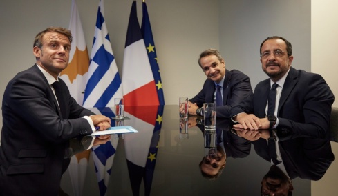 Ευρωπαϊκή «ασπίδα» γύρω από την Κύπρο: Τριμερής Μητσοτάκη, Μακρόν και Χριστοδουλίδη αύριο για την ασφάλεια εν μέσω του πολέμου στη Μέση Ανατολή