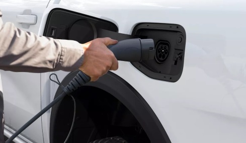 Video: Tesla πιάνει κλέφτη φορτιστών στην Αθήνα