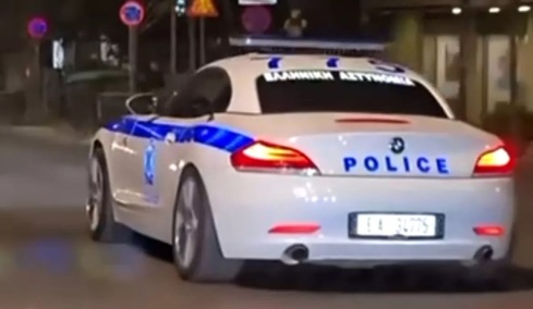 Σε κόντρες η Αστυνομία με καυτά περιπολικά