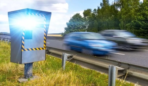 Υπουργός οδηγούσε με 225 χλμ./ώρα σε αυτοκινητόδρομο