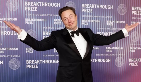 Musk: Ζητάει 1 τρις απο την εταιρεία του για να μην φύγει...