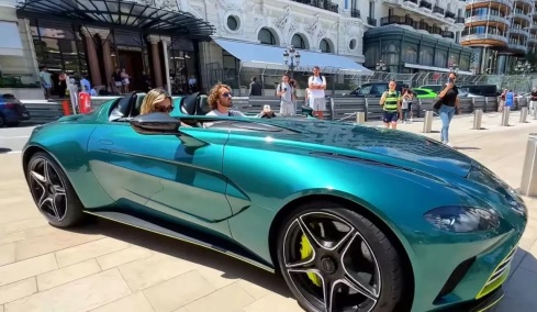 Η ανακοίνωση του δικηγόρου του Τσιτσιπά για τη Lotus που έτρεχε με 210χλμ στην Αττική Οδό: Δεν οδηγούσε ο Στέφανος αλλά ο πατέρας του