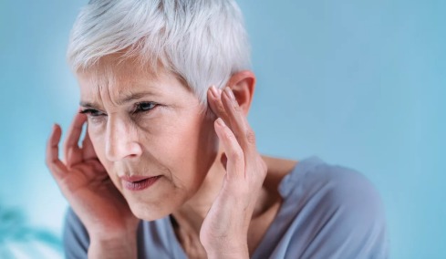 Μπορoύν οι εμβοές να «κρύβουν» τον κίνδυνο άνοιας; Η επιστήμη απαντά
