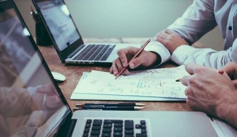 Μέτρα για τις επιχειρήσεις: Σενάρια για μειώσεις φόρων με ορίζοντα το 2027