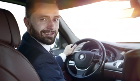 Πολυτέλεια, περηφάνια, εγωισμός και τιμόνι: όταν το αυτοκίνητο μάς αποκαλύπτει