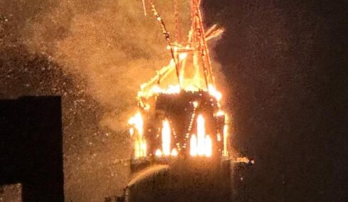 Δείτε βίντεο: Κατέρρευσε μέσα σε φλόγες ο πύργος ιστορικής εκκλησίας στο Άμστερνταμ
