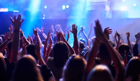 Ελβετία: Επιτρέπεται η είσοδος ανηλίκων σε μπαρ - club;