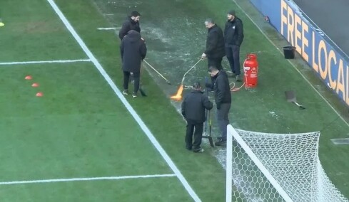 Επιστράτευσαν μέχρι και... φλόγιστρα στο Χαλ-Γουότφορντ για να λιώσουν τον πάγο αλλά το ματς αναβλήθηκε 20’ πριν τη σέντρα, δείτε βίντεο
