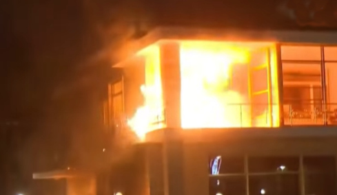 Φωτιά στην πρώην έπαυλη του Χότζα κατά τη διάρκεια επεισοδίων στα Τίρανα, δείτε βίντεο