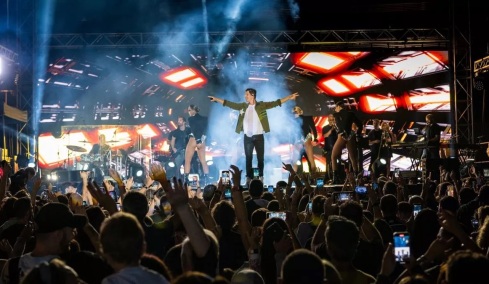 Video: Ο Σάκης Ρουβάς έχει άκυρα πράγματα στο αυτοκίνητο του...