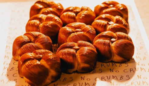 No Crumbs: Για κρουασάν με ρυζόγαλο και λουκανικόπιτα με teriyaki στο Παγκράτι (+video)