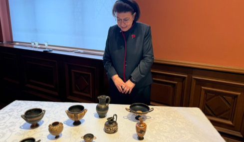 Επιστρέφουν στην Ελλάδα 9 αρχαία αγγεία από τη Βουδαπέστη, δείτε φωτογραφίες 